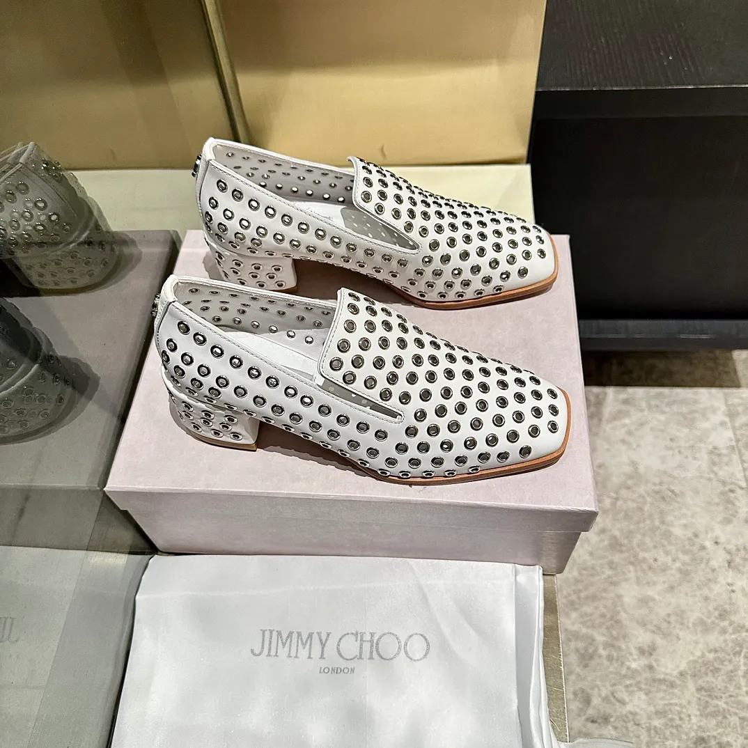 👟👟Ex-factory price 660👟👟 The new JIMMY CHOO, Loaf shoes, exclusive sale, rivet decoration design style is very unique, designed with the latest technology, strong three-dimensional effect👍Multiple technologies are integrated together, subverting fashion, super stylish! The combination is super beautiful. The original version is 1:1, versatile and trendy, both salty and sweet! Size: 35-40 Outsole: Leather outsole